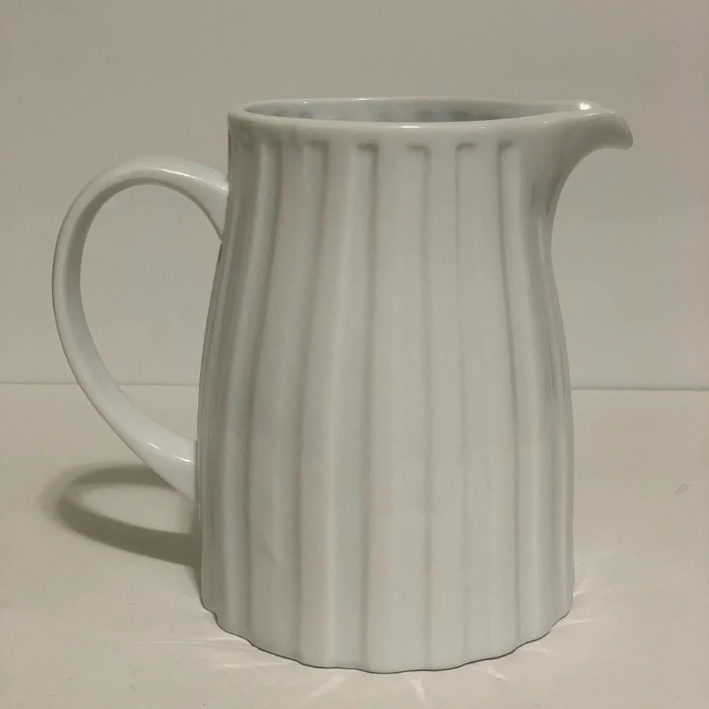 Beautiful 61/2” White Crate And Barrel Picture, Excellent Condition.